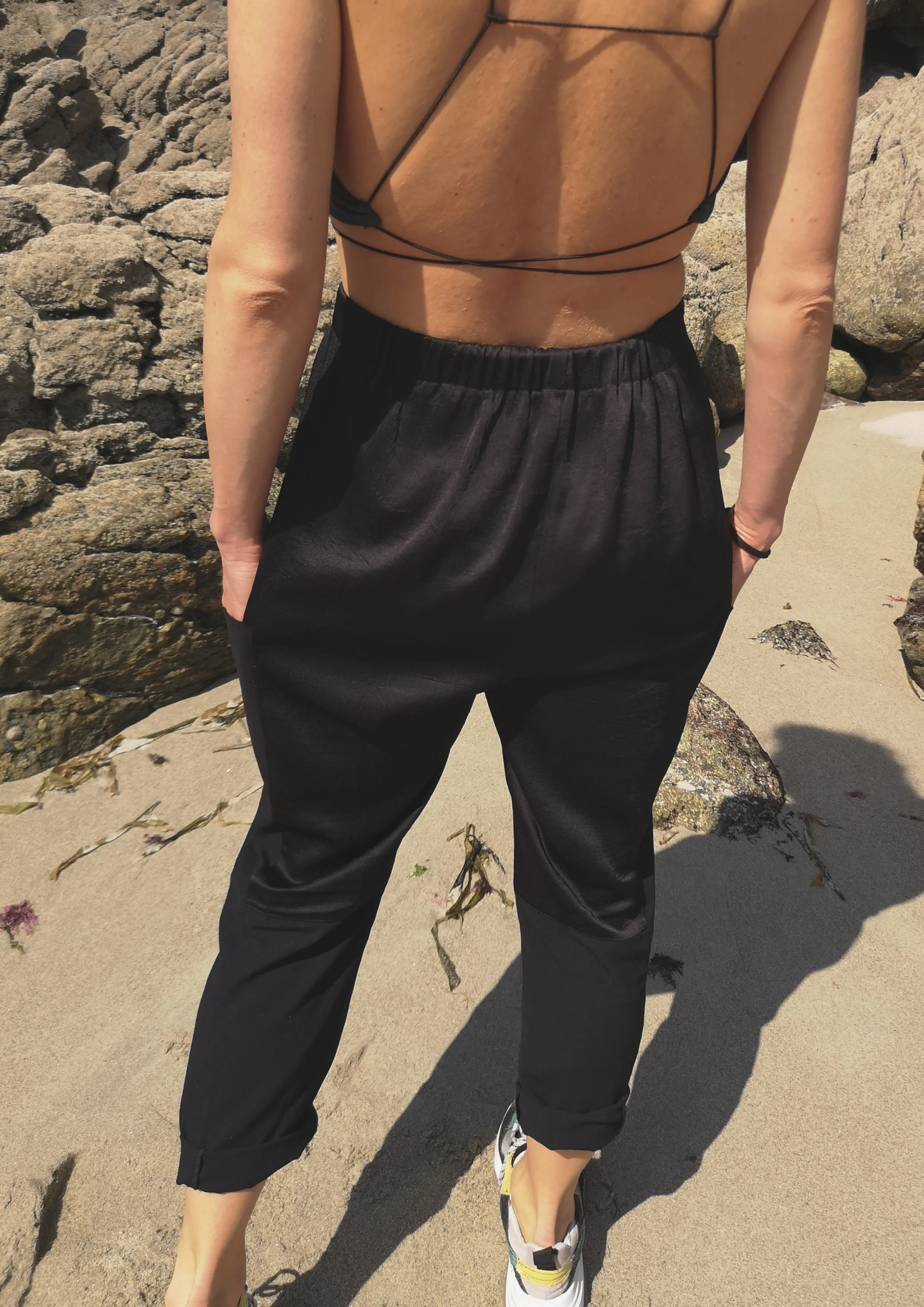 PANTS LOOSE ELASTIC - BLACK shiny